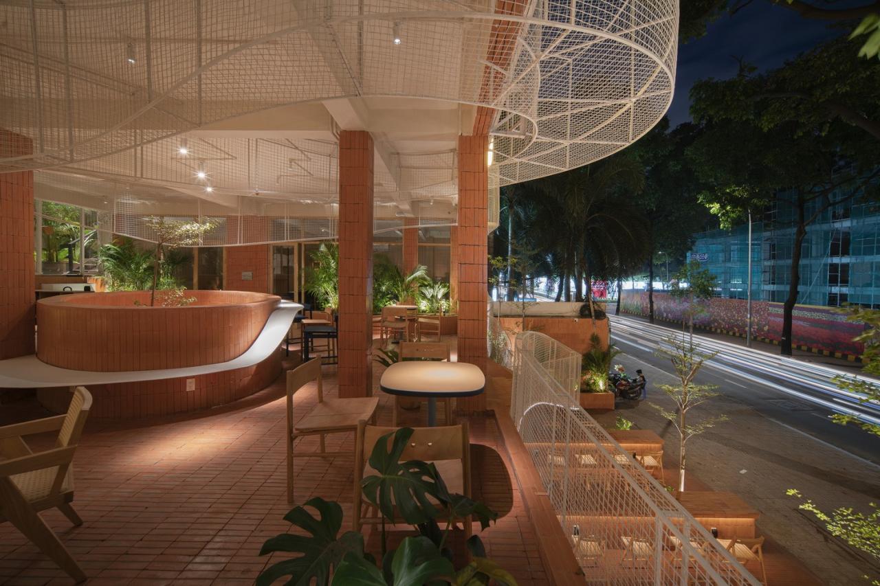 BIM建筑|曲线金属网格与红色赤土砖的碰撞：兄弟咖啡烘焙馆 / Red5studio