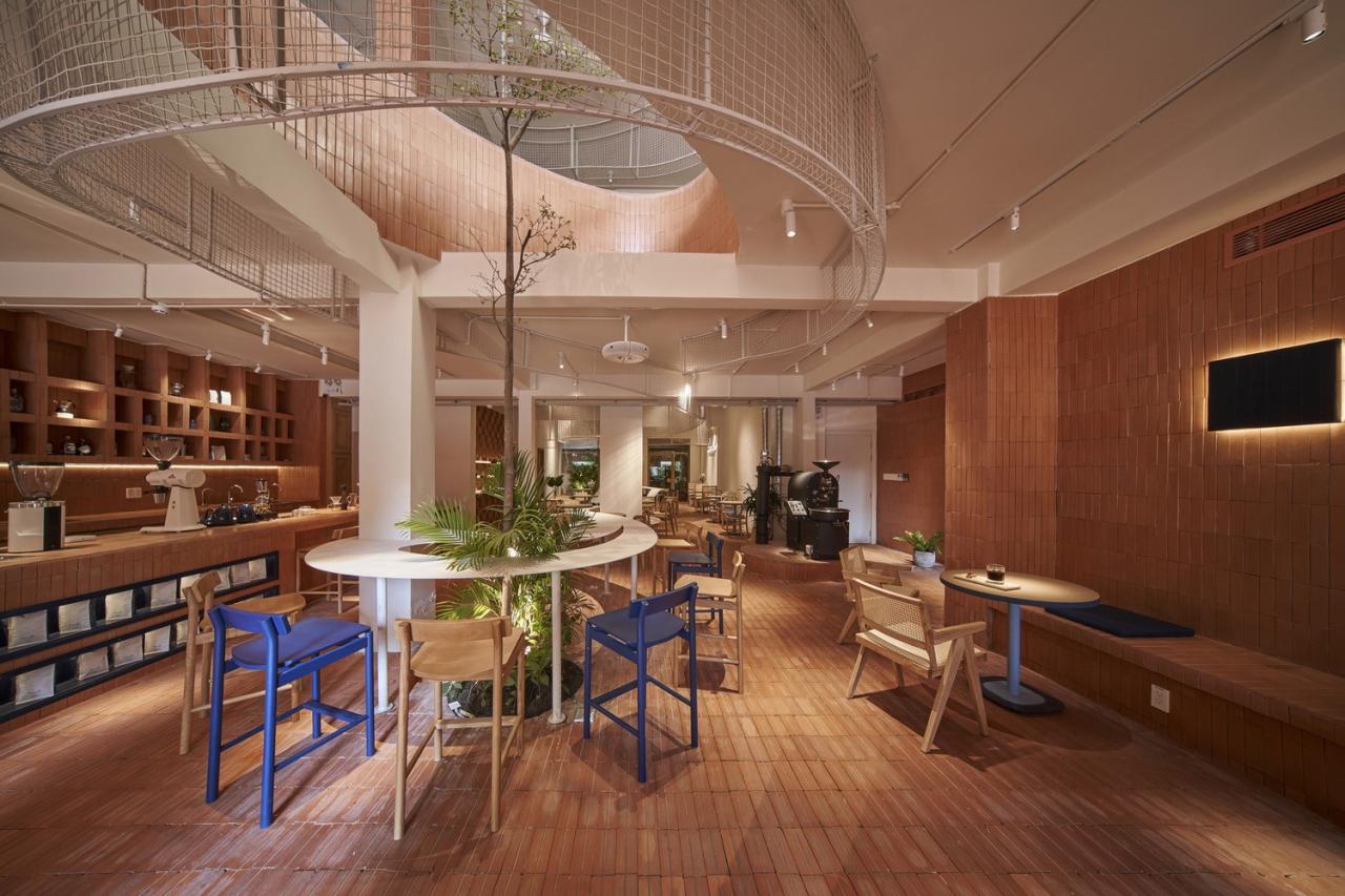 BIM建筑|曲线金属网格与红色赤土砖的碰撞：兄弟咖啡烘焙馆 / Red5studio