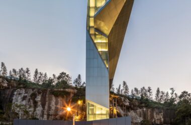 BIM建筑|悬崖顶上的城市生活体验馆—万州雍江上境展示中心 / aoe事建组-BIM建筑网