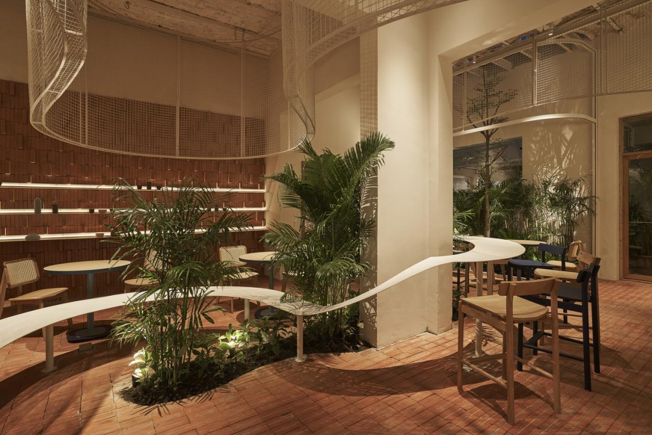 BIM建筑|曲线金属网格与红色赤土砖的碰撞：兄弟咖啡烘焙馆 / Red5studio