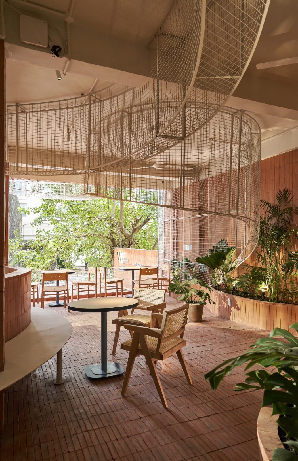 BIM建筑|曲线金属网格与红色赤土砖的碰撞：兄弟咖啡烘焙馆 / Red5studio