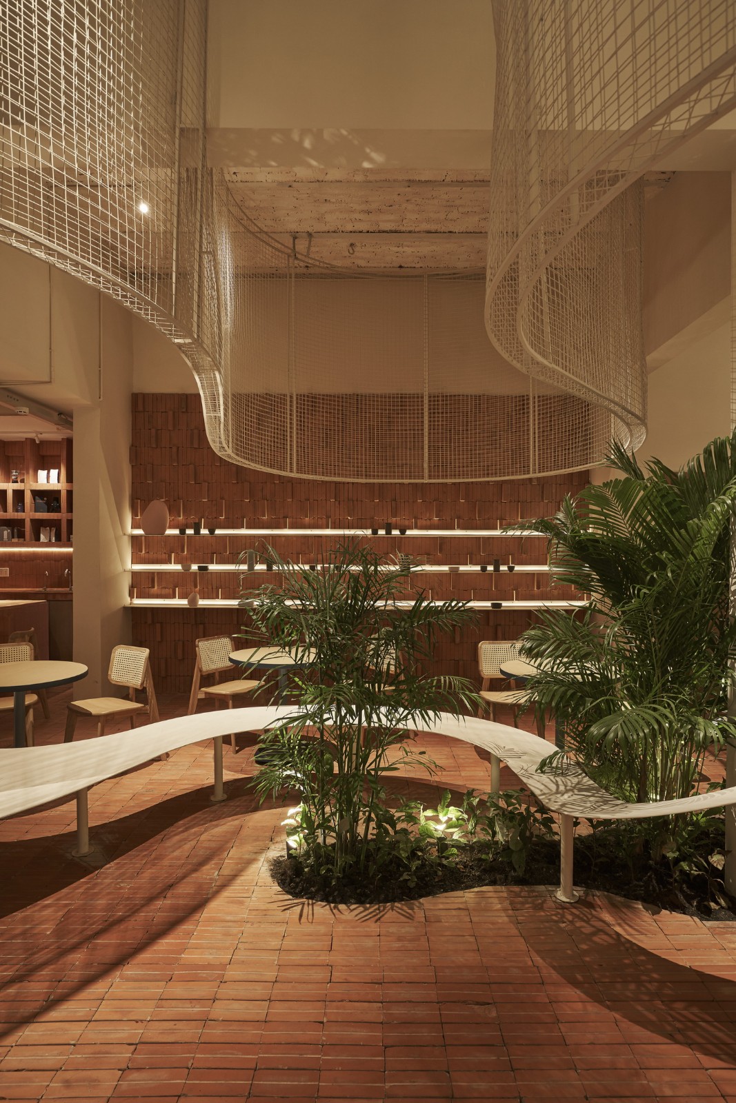 BIM建筑|曲线金属网格与红色赤土砖的碰撞：兄弟咖啡烘焙馆 / Red5studio