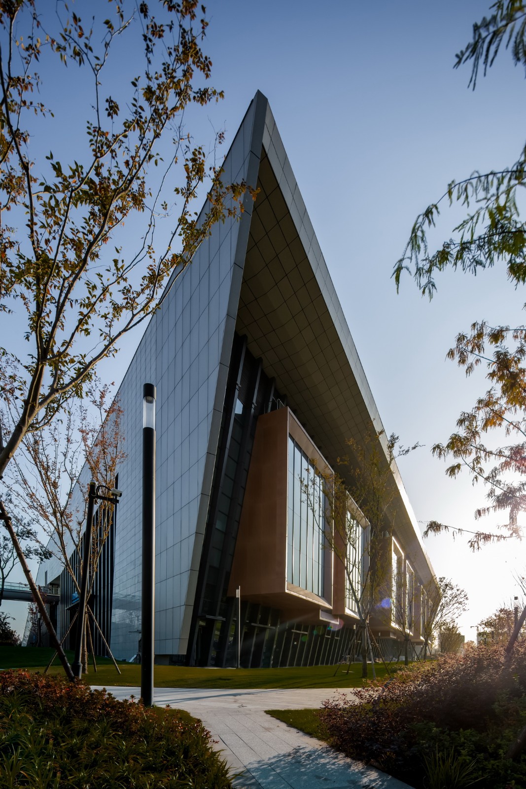 BIM建筑|踏着云朵去奔跑：杭州李宁体育园一期项目 / 柏涛建筑