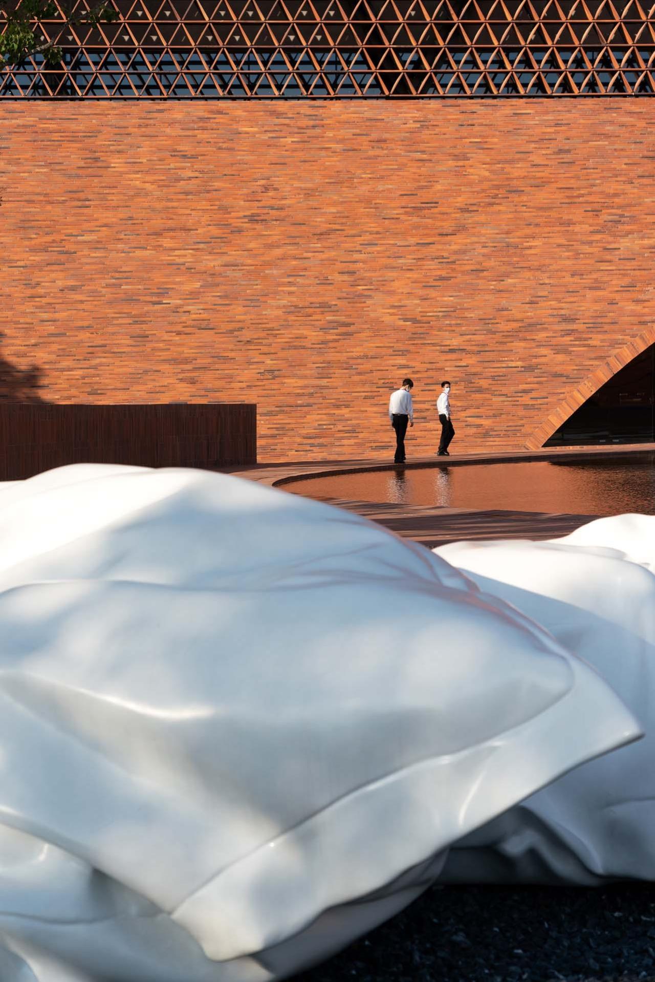 BIM建筑|创客小镇TIC艺术中心 / 东仓建设