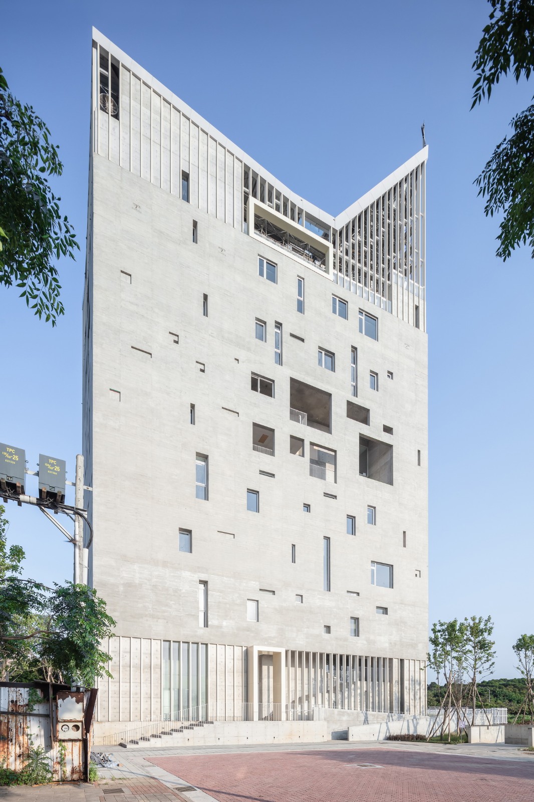 BIM建筑|垂直教堂，淡江教堂 / Behet Bondzio Lin Architekten