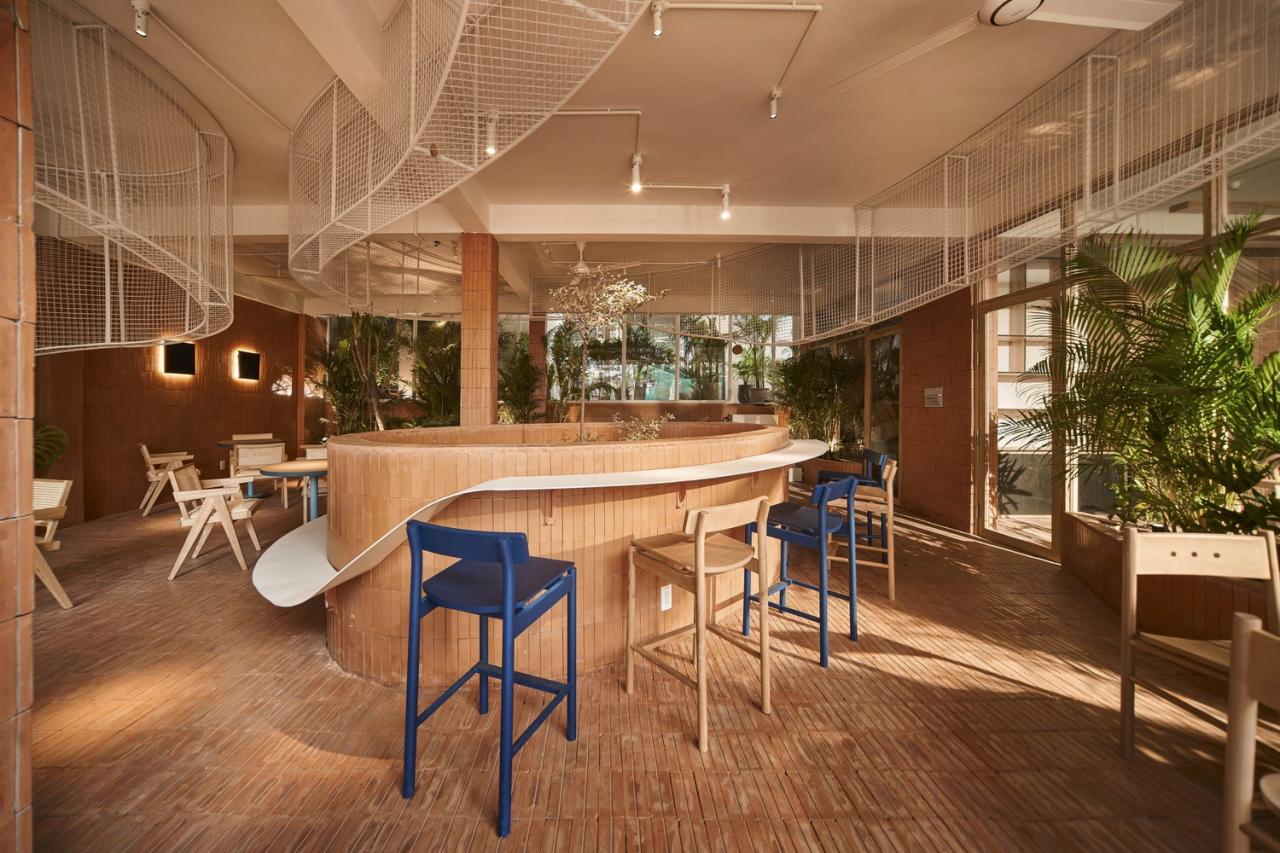 BIM建筑|曲线金属网格与红色赤土砖的碰撞：兄弟咖啡烘焙馆 / Red5studio