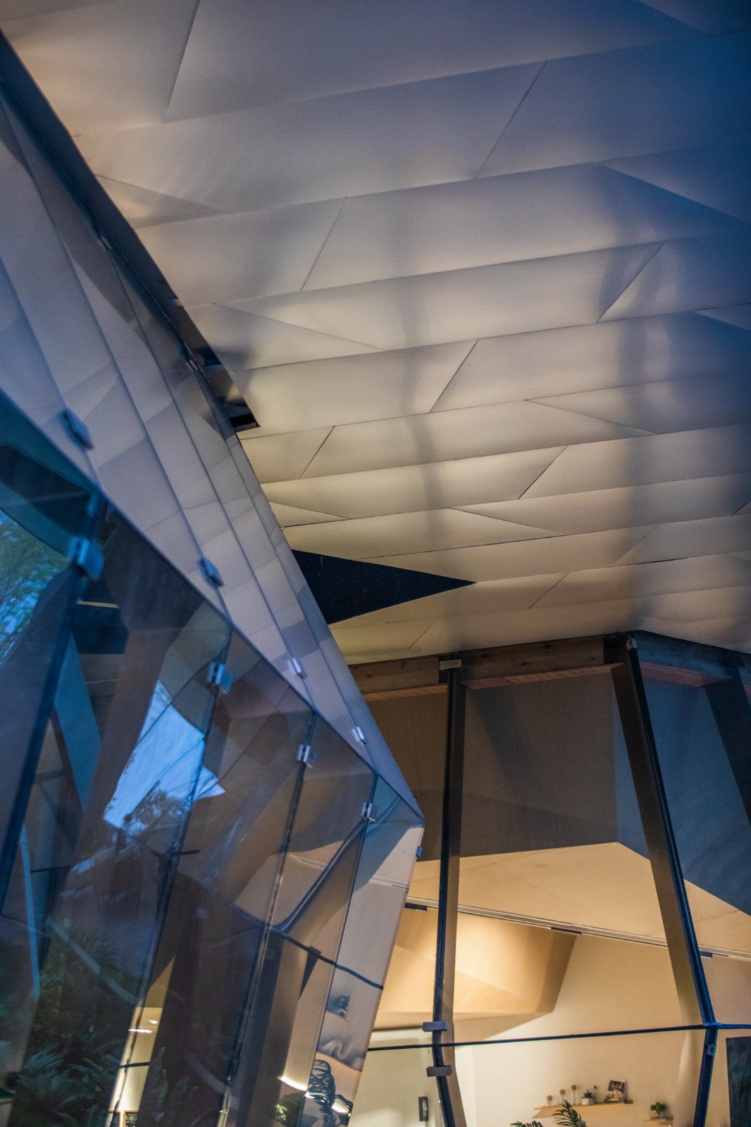 BIM建筑|悬崖顶上的城市生活体验馆—万州雍江上境展示中心 / aoe事建组