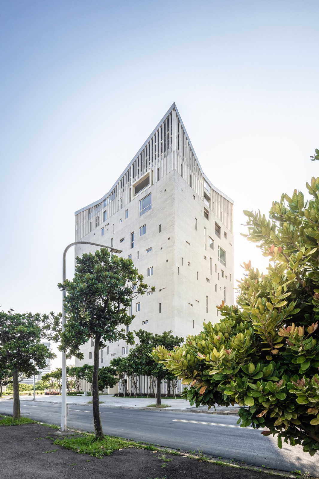 BIM建筑|垂直教堂，淡江教堂 / Behet Bondzio Lin Architekten