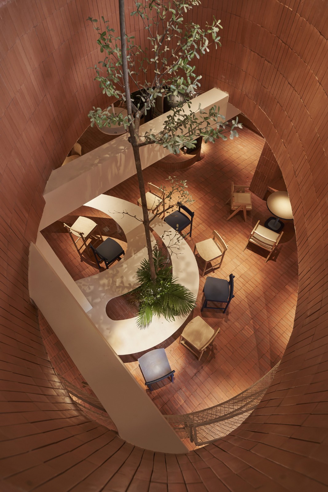 BIM建筑|曲线金属网格与红色赤土砖的碰撞：兄弟咖啡烘焙馆 / Red5studio