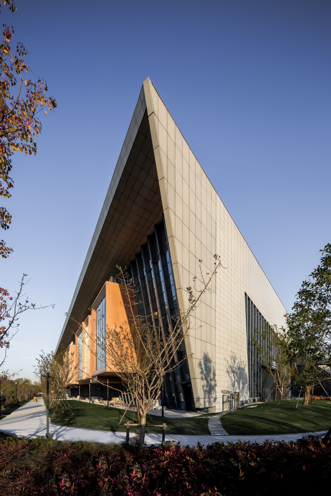 BIM建筑|踏着云朵去奔跑：杭州李宁体育园一期项目 / 柏涛建筑