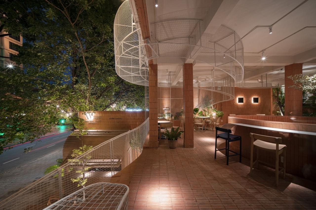 BIM建筑|曲线金属网格与红色赤土砖的碰撞：兄弟咖啡烘焙馆 / Red5studio