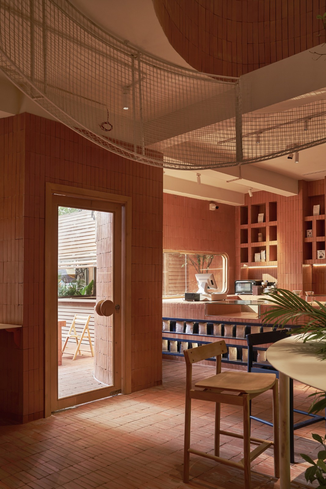 BIM建筑|曲线金属网格与红色赤土砖的碰撞：兄弟咖啡烘焙馆 / Red5studio