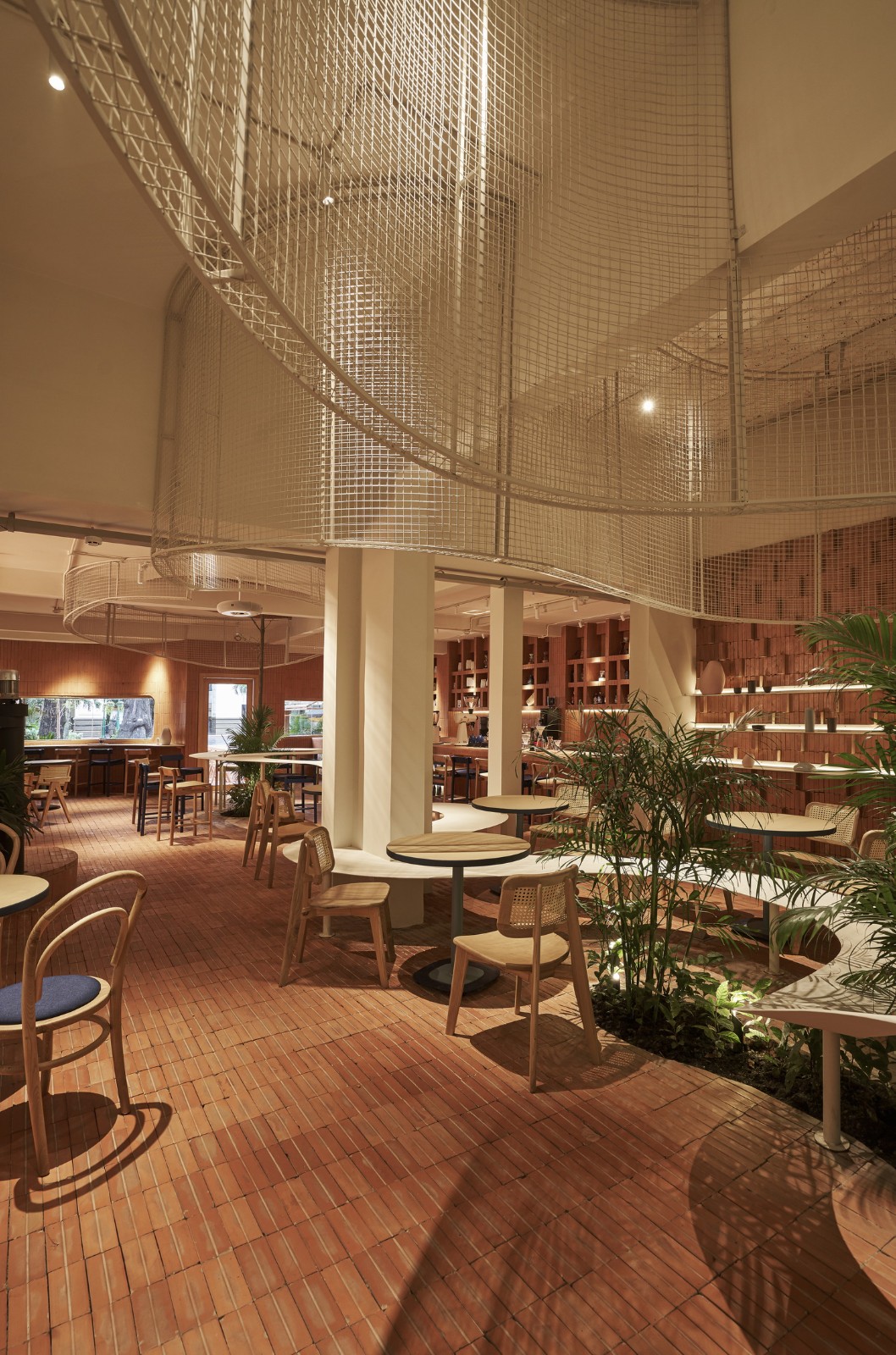 BIM建筑|曲线金属网格与红色赤土砖的碰撞：兄弟咖啡烘焙馆 / Red5studio