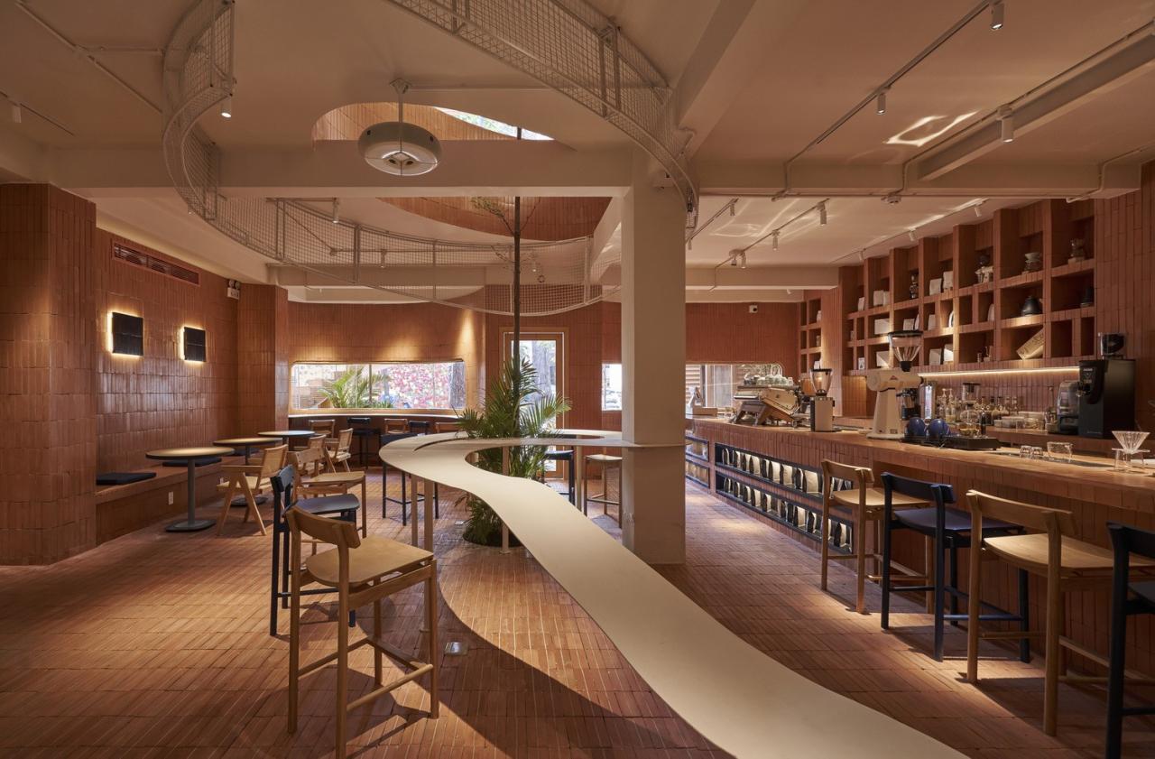 BIM建筑|曲线金属网格与红色赤土砖的碰撞：兄弟咖啡烘焙馆 / Red5studio