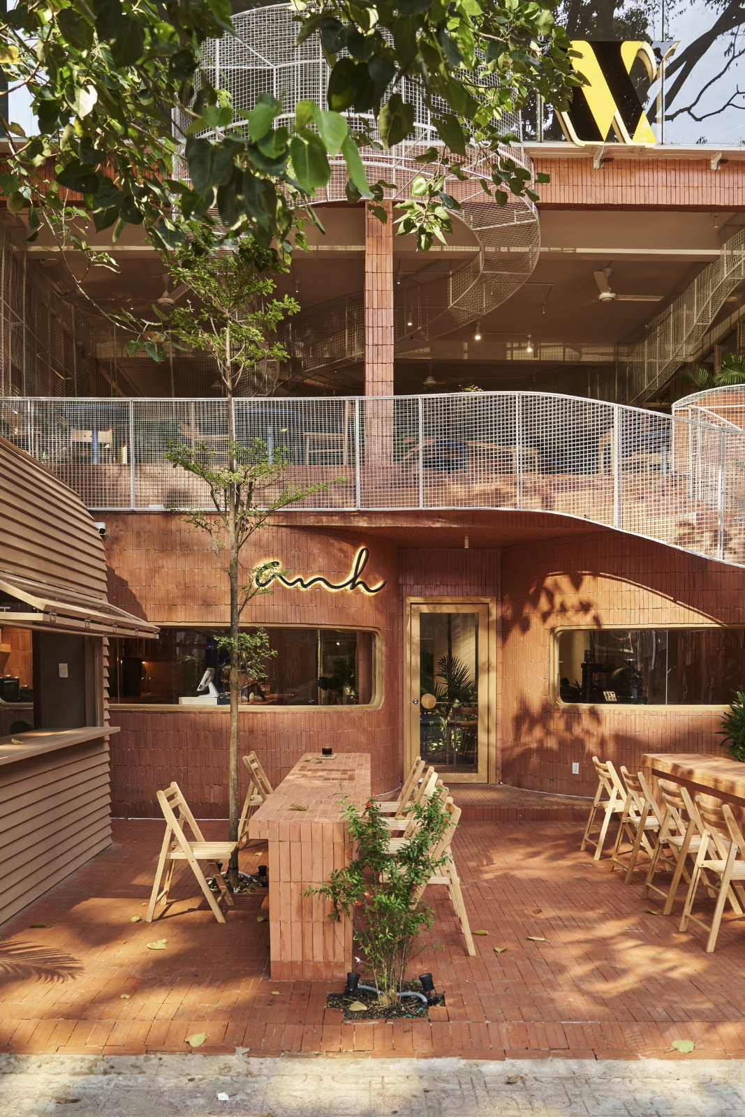 BIM建筑|曲线金属网格与红色赤土砖的碰撞：兄弟咖啡烘焙馆 / Red5studio