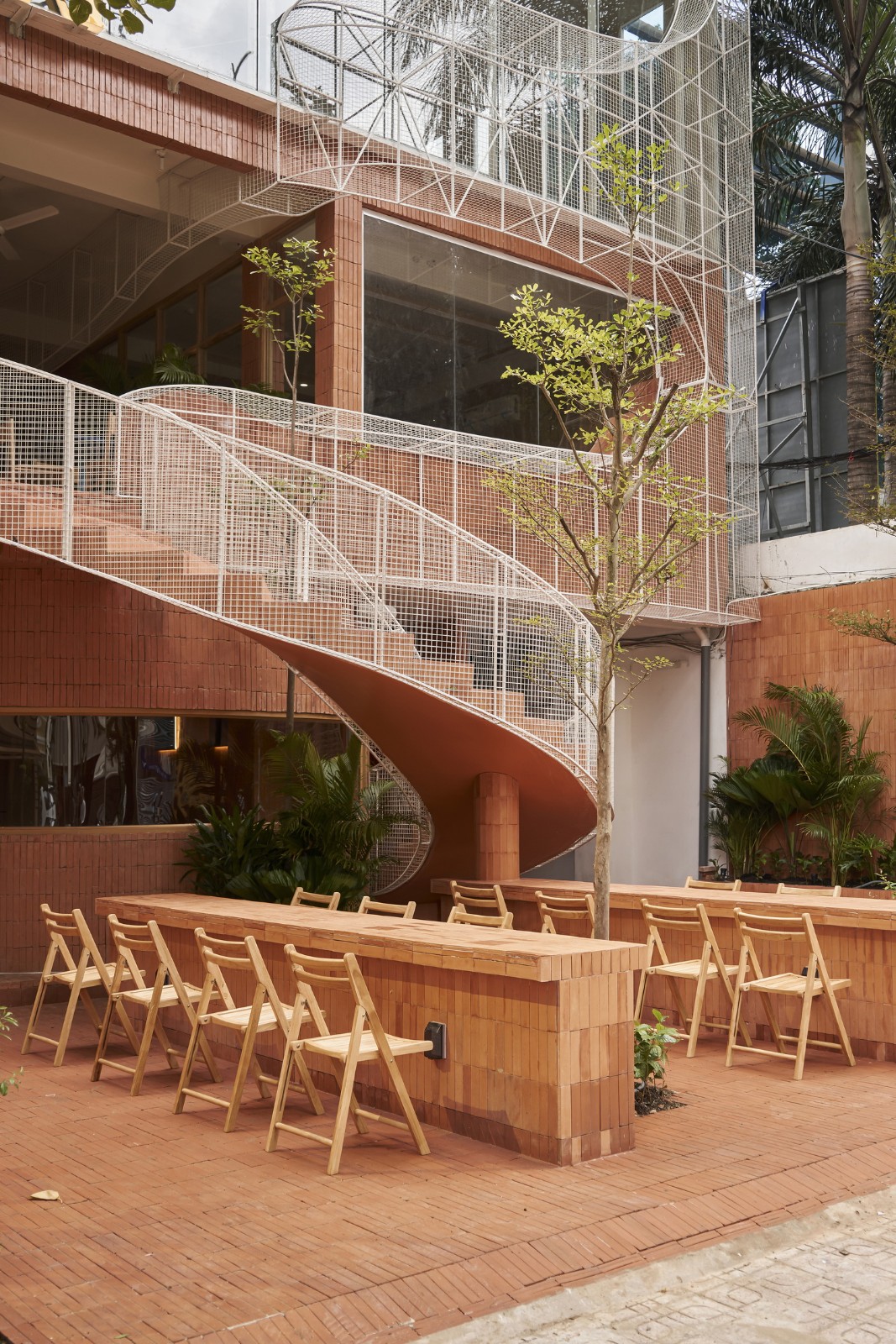 BIM建筑|曲线金属网格与红色赤土砖的碰撞：兄弟咖啡烘焙馆 / Red5studio