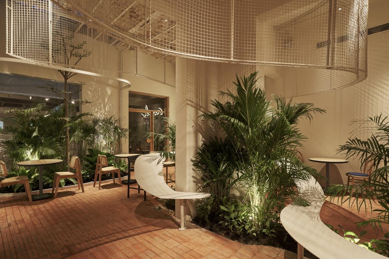 BIM建筑|曲线金属网格与红色赤土砖的碰撞：兄弟咖啡烘焙馆 / Red5studio