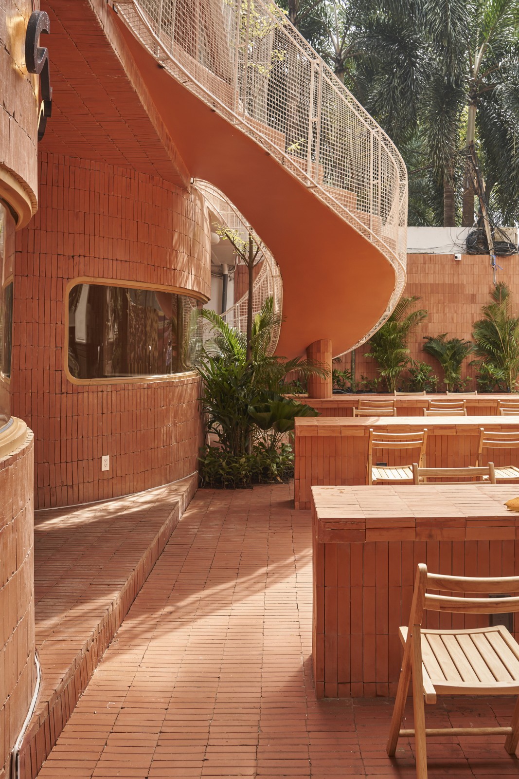 BIM建筑|曲线金属网格与红色赤土砖的碰撞：兄弟咖啡烘焙馆 / Red5studio