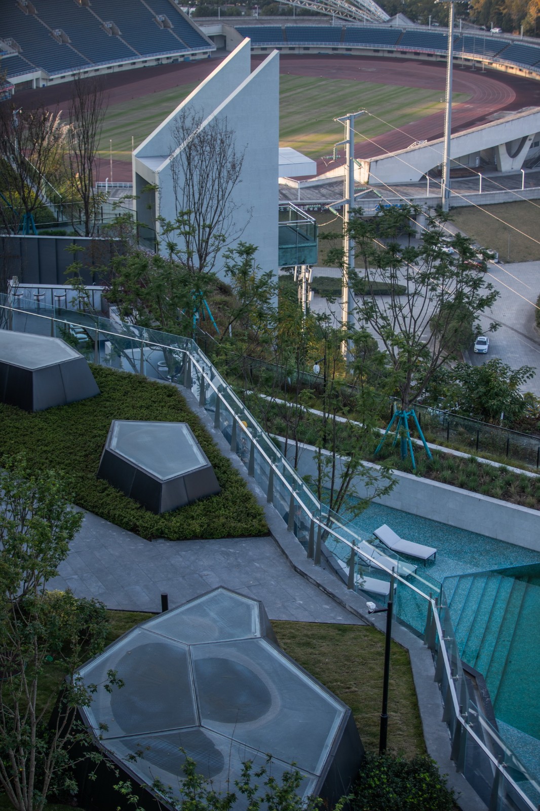 BIM建筑|悬崖顶上的城市生活体验馆—万州雍江上境展示中心 / aoe事建组