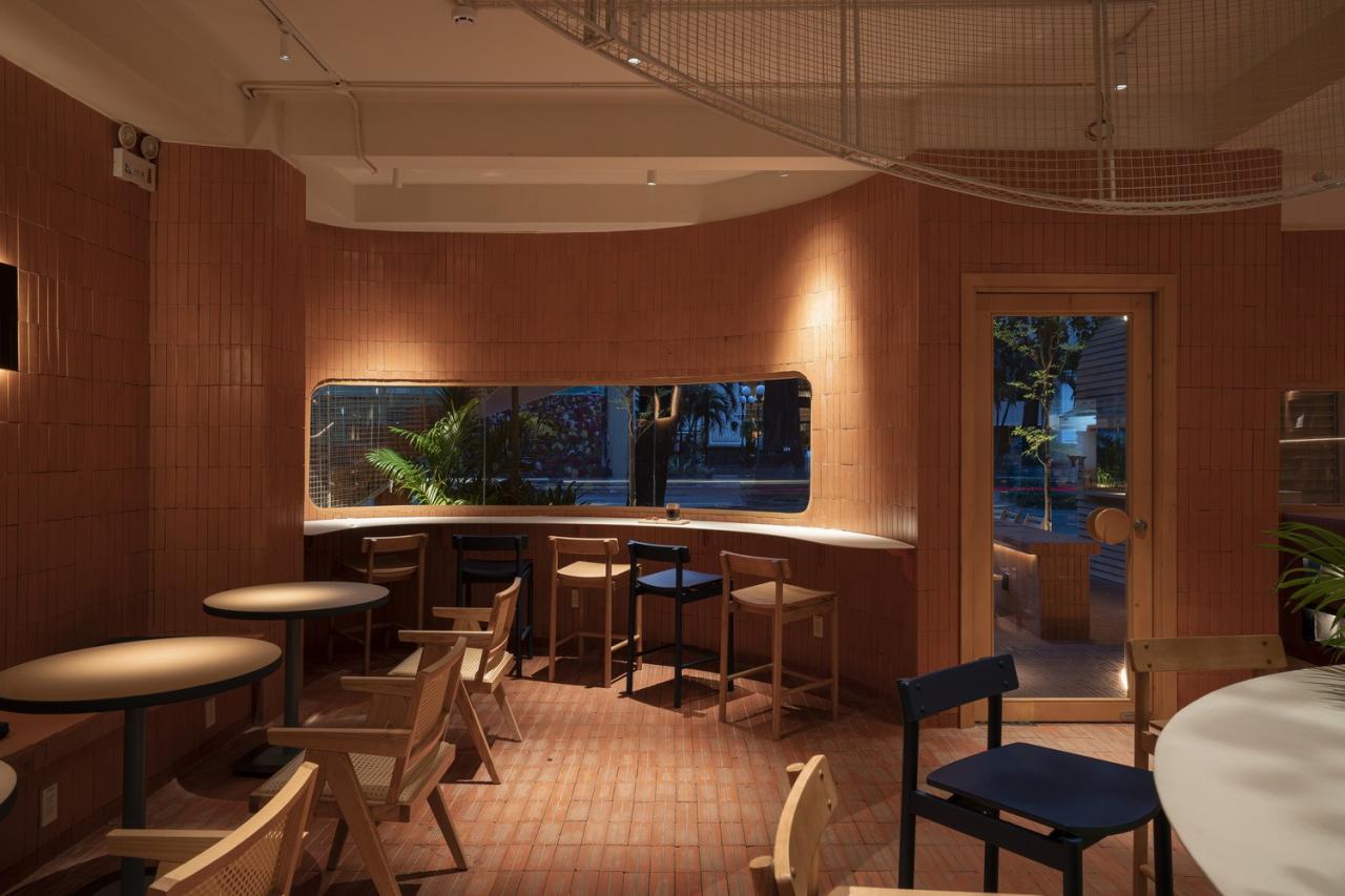 BIM建筑|曲线金属网格与红色赤土砖的碰撞：兄弟咖啡烘焙馆 / Red5studio