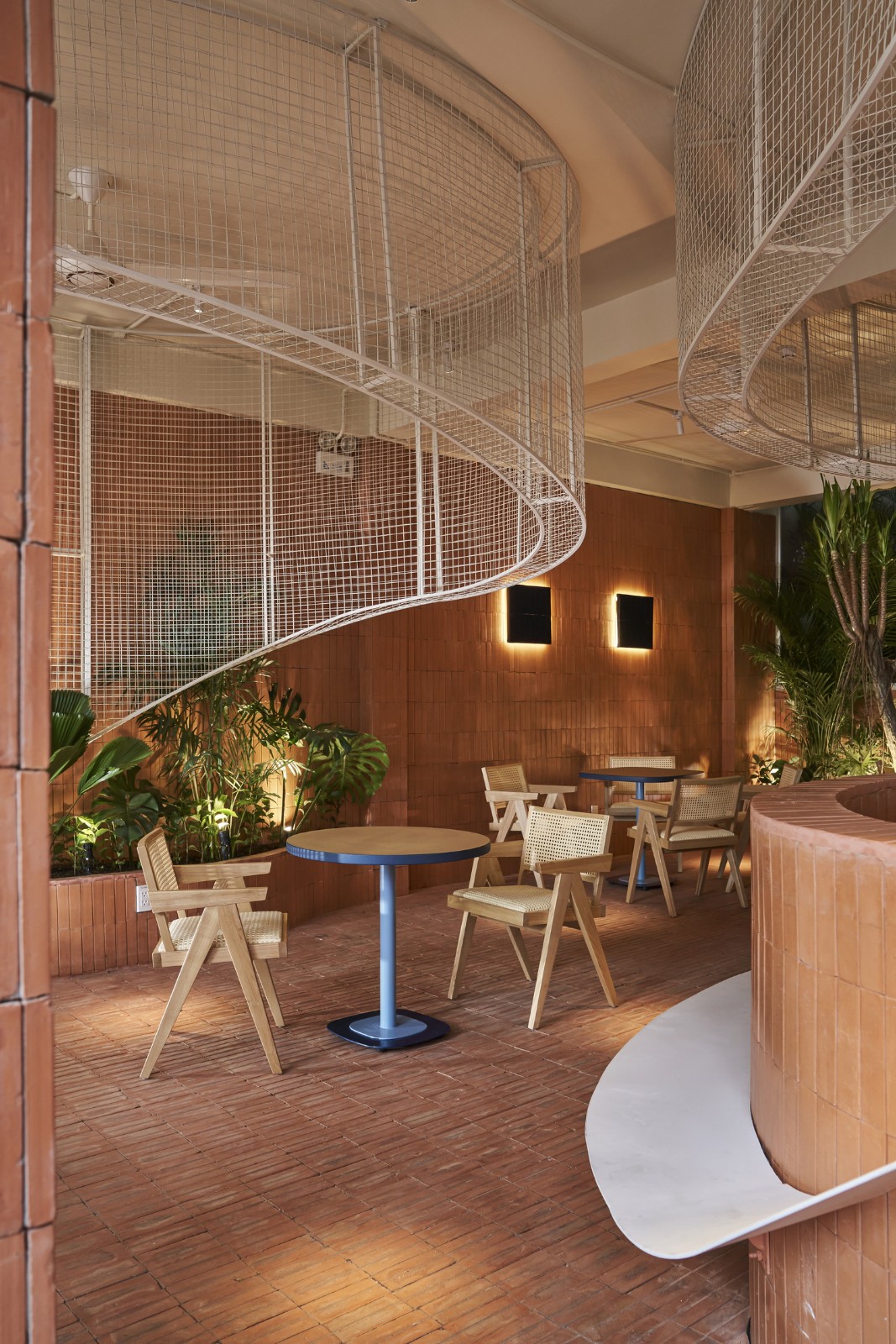 BIM建筑|曲线金属网格与红色赤土砖的碰撞：兄弟咖啡烘焙馆 / Red5studio