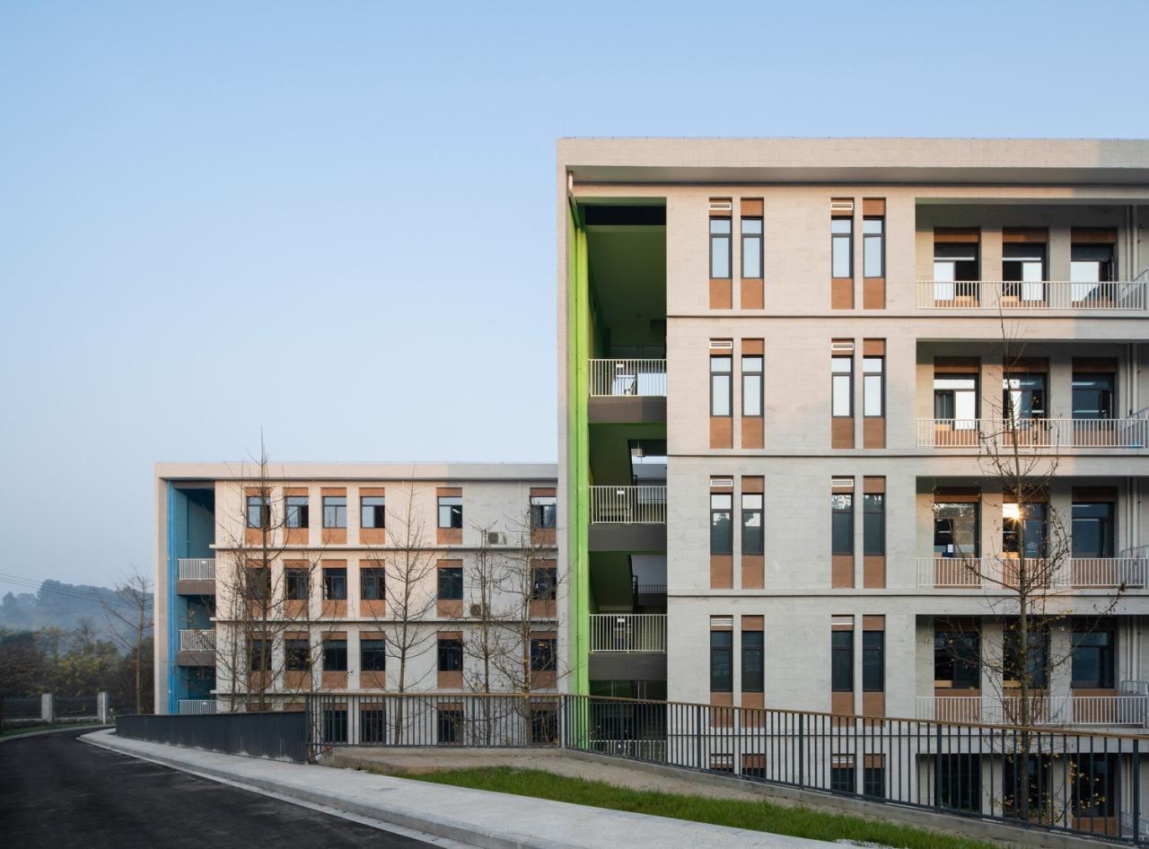 BIM建筑|黄甲小学扩建项目——秩序几何 / 本末建筑