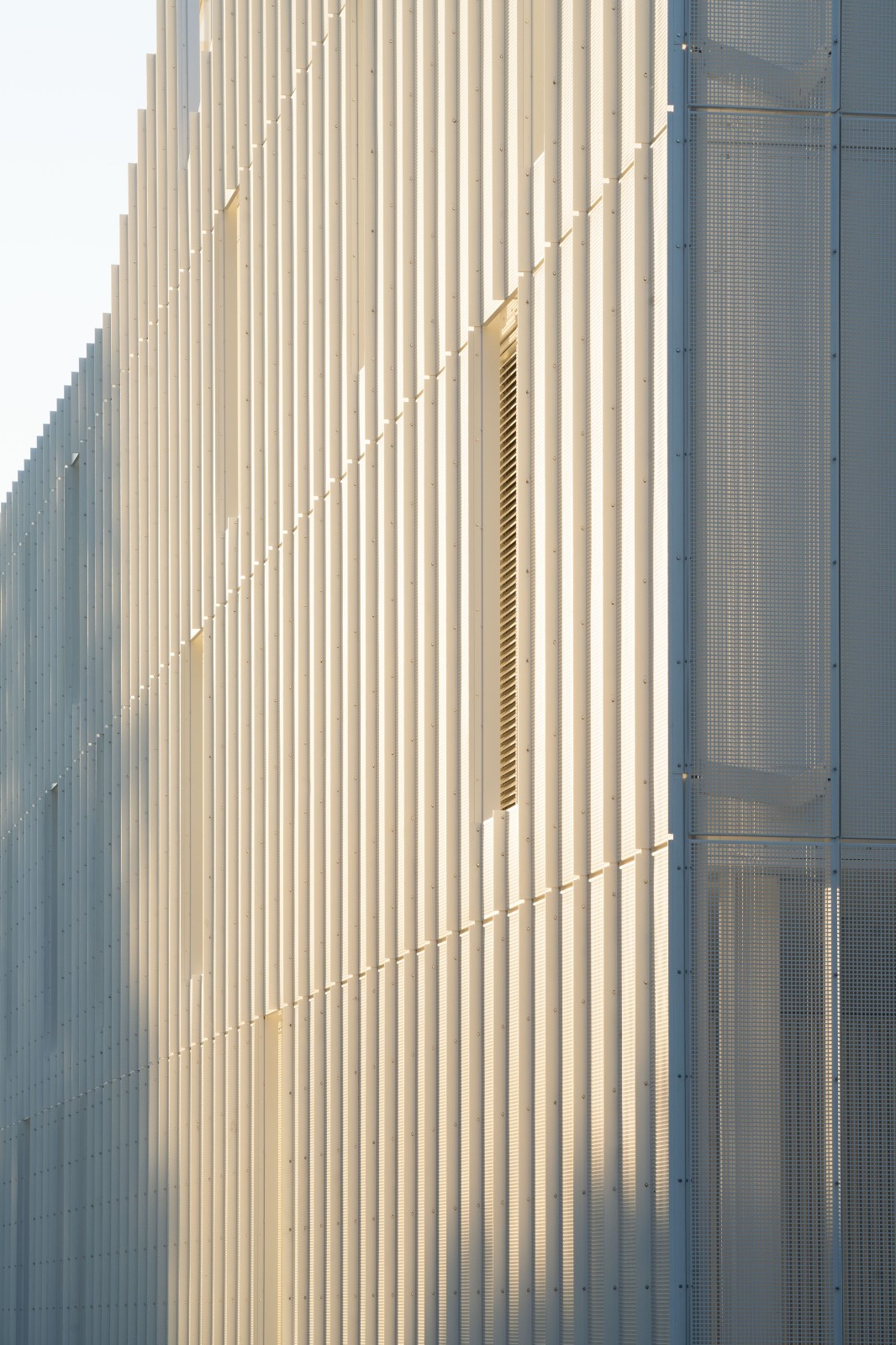 BIM建筑|诺维奇城市学院数字技术工厂 / Coffey Architects