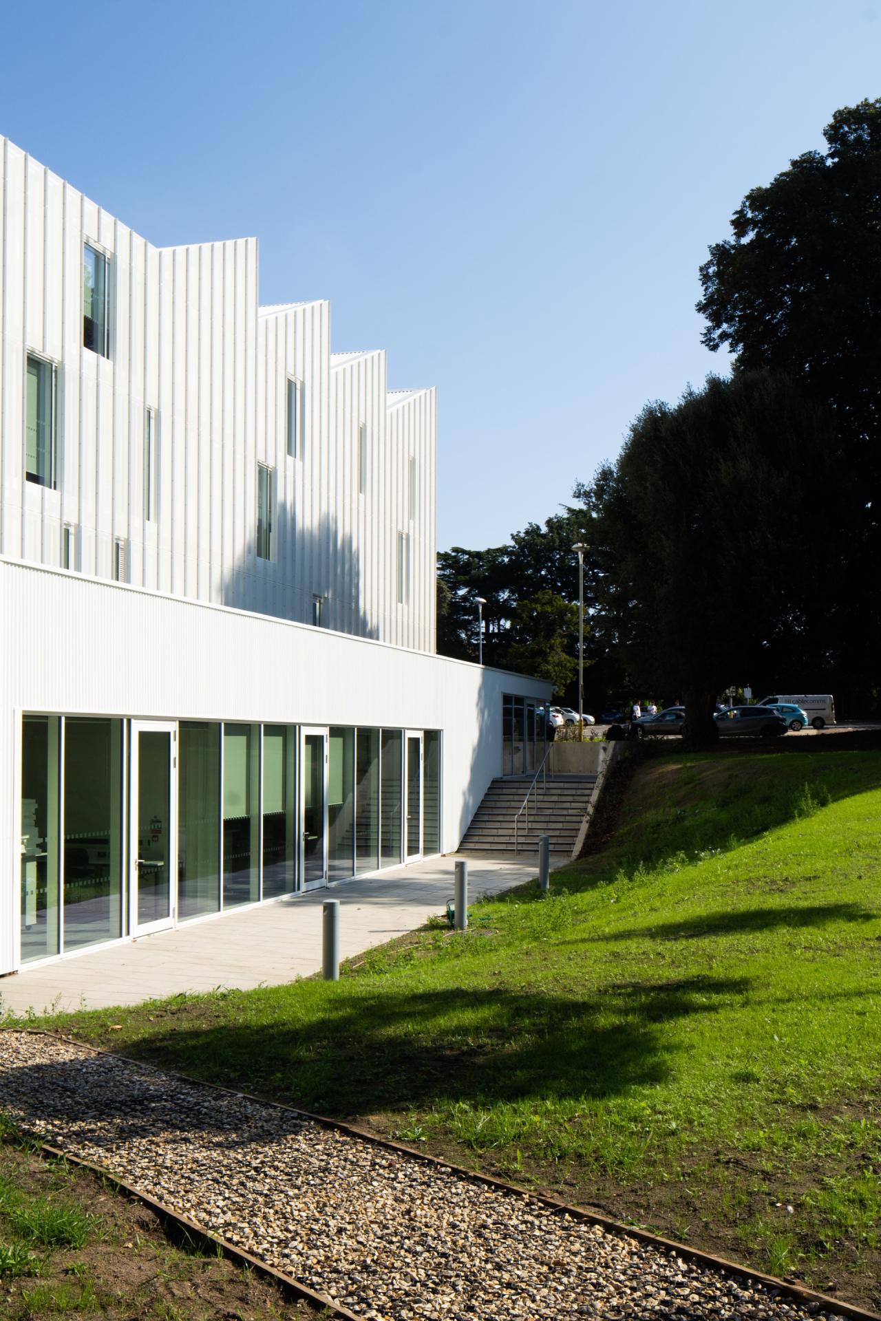 BIM建筑|诺维奇城市学院数字技术工厂 / Coffey Architects