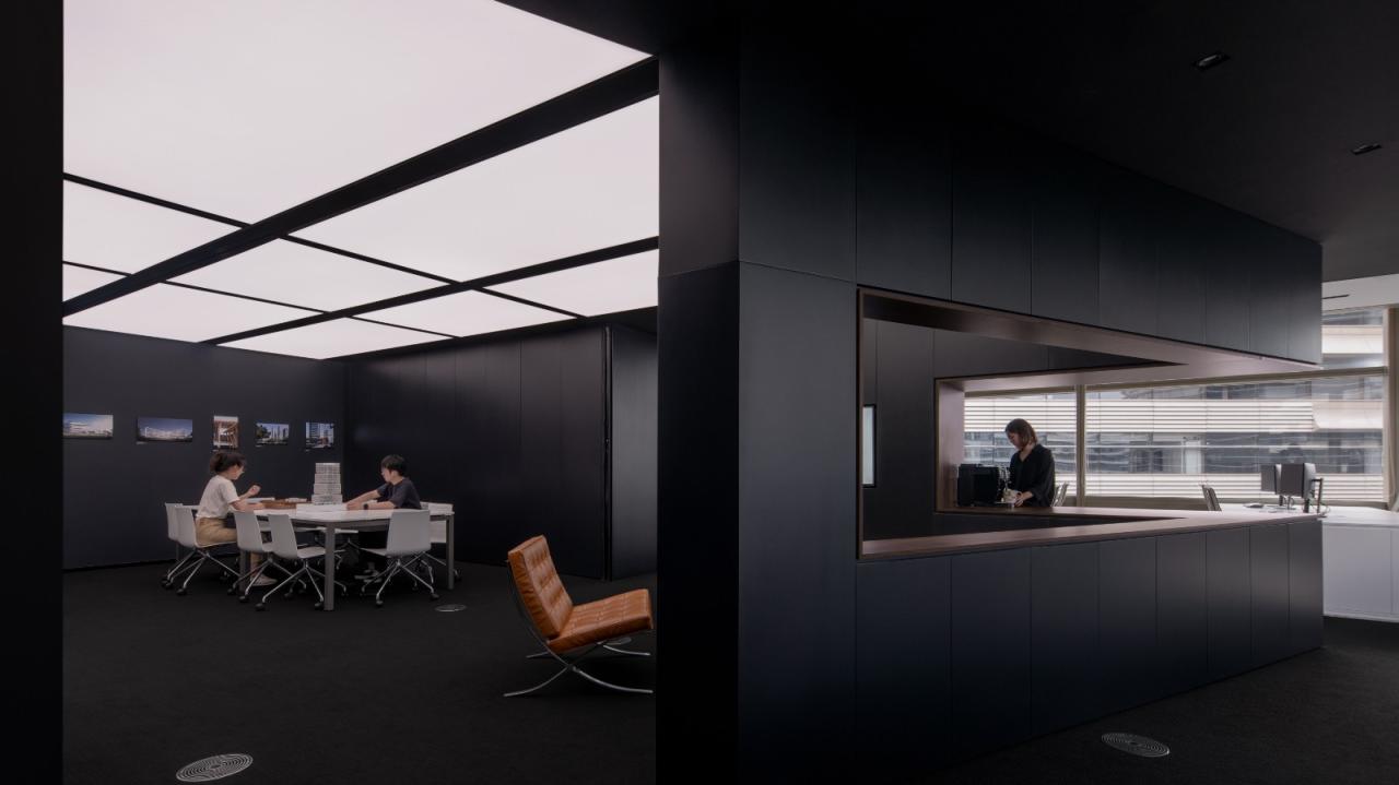 BIM建筑|设计师办公室： 黑白容器 / line+建筑事务所