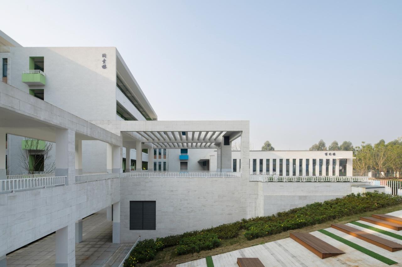 BIM建筑|黄甲小学扩建项目——秩序几何 / 本末建筑