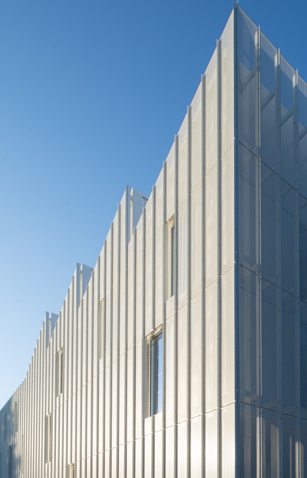 BIM建筑|诺维奇城市学院数字技术工厂 / Coffey Architects