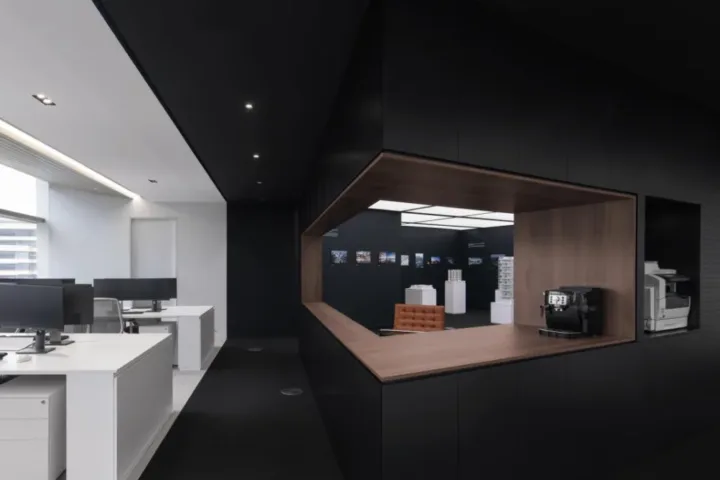 BIM建筑|设计师办公室： 黑白容器 / line+建筑事务所
