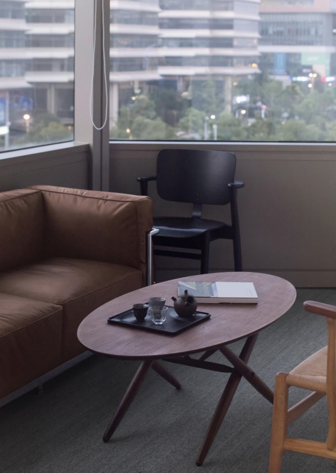 BIM建筑|设计师办公室： 黑白容器 / line+建筑事务所