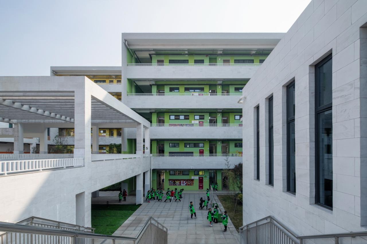 BIM建筑|黄甲小学扩建项目——秩序几何 / 本末建筑