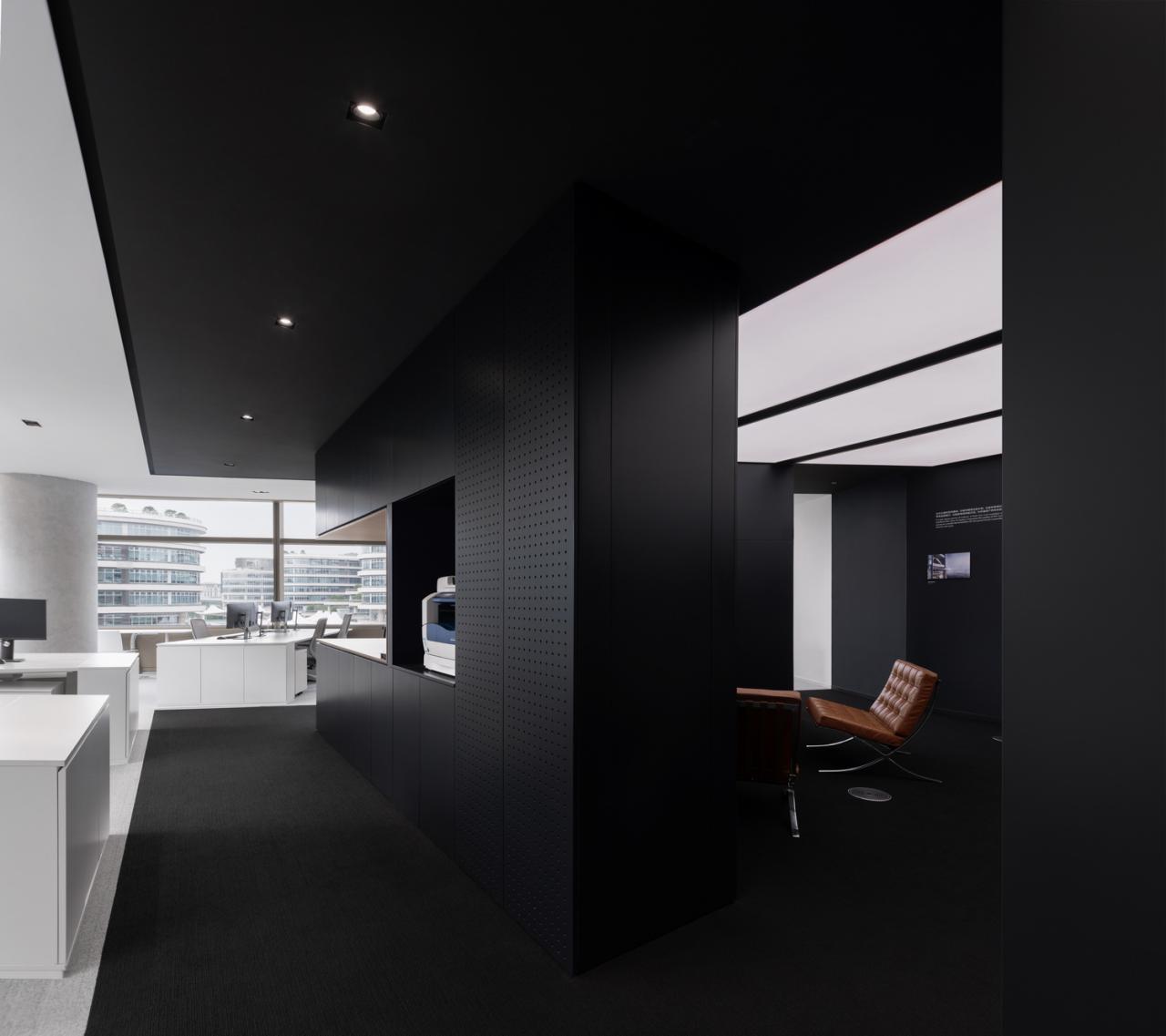 BIM建筑|设计师办公室： 黑白容器 / line+建筑事务所