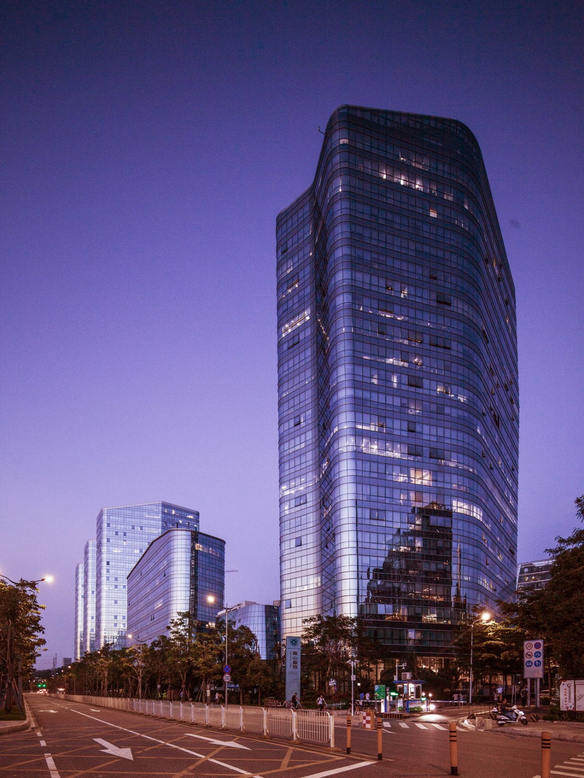 BIM建筑|南方大学科技园和B1塔楼 / Saltans Architects