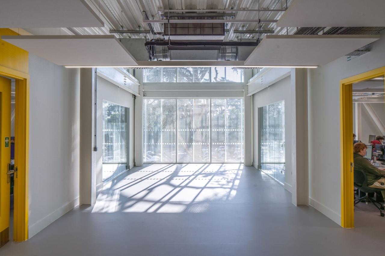 BIM建筑|诺维奇城市学院数字技术工厂 / Coffey Architects