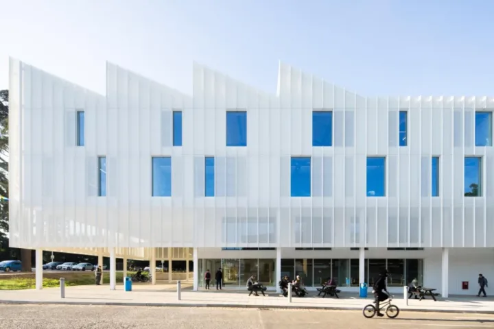 BIM建筑|诺维奇城市学院数字技术工厂 / Coffey Architects