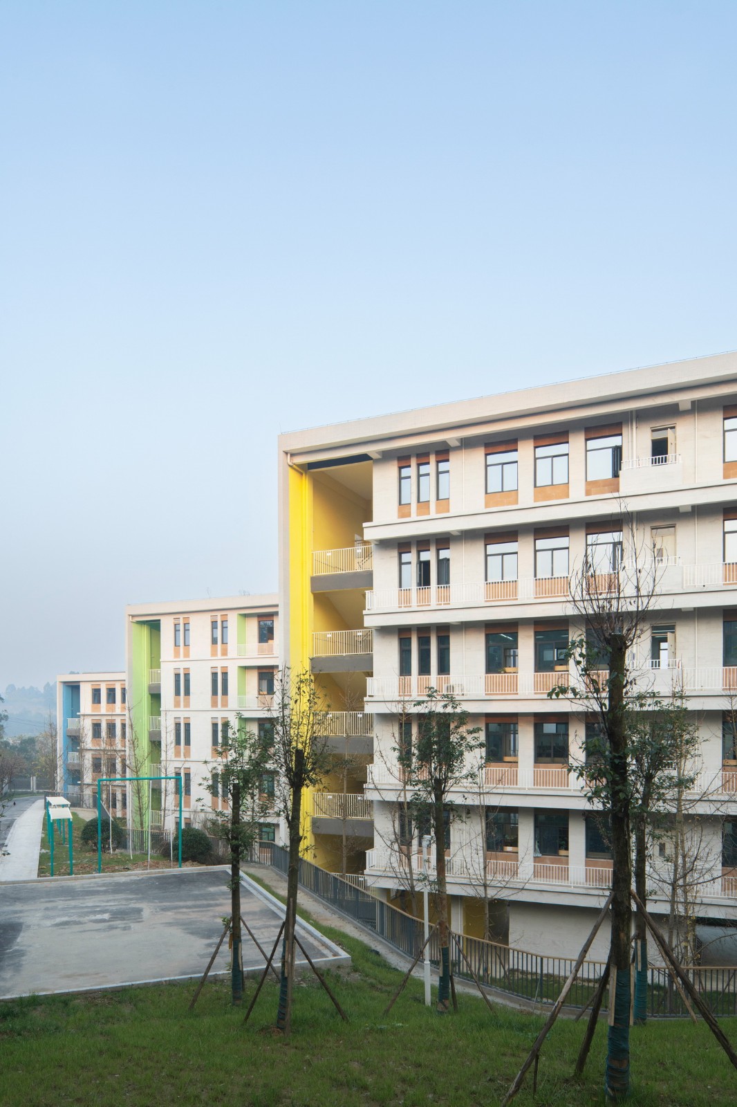 BIM建筑|黄甲小学扩建项目——秩序几何 / 本末建筑