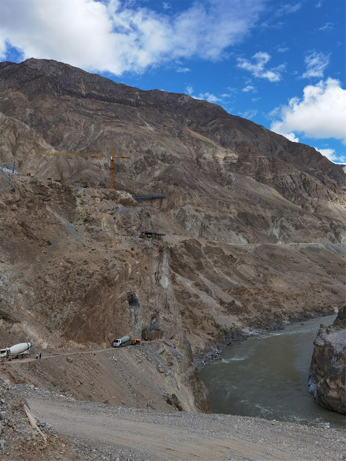 BIM建筑|高寒高海拔地区的当代建筑实践 / 小隐建筑