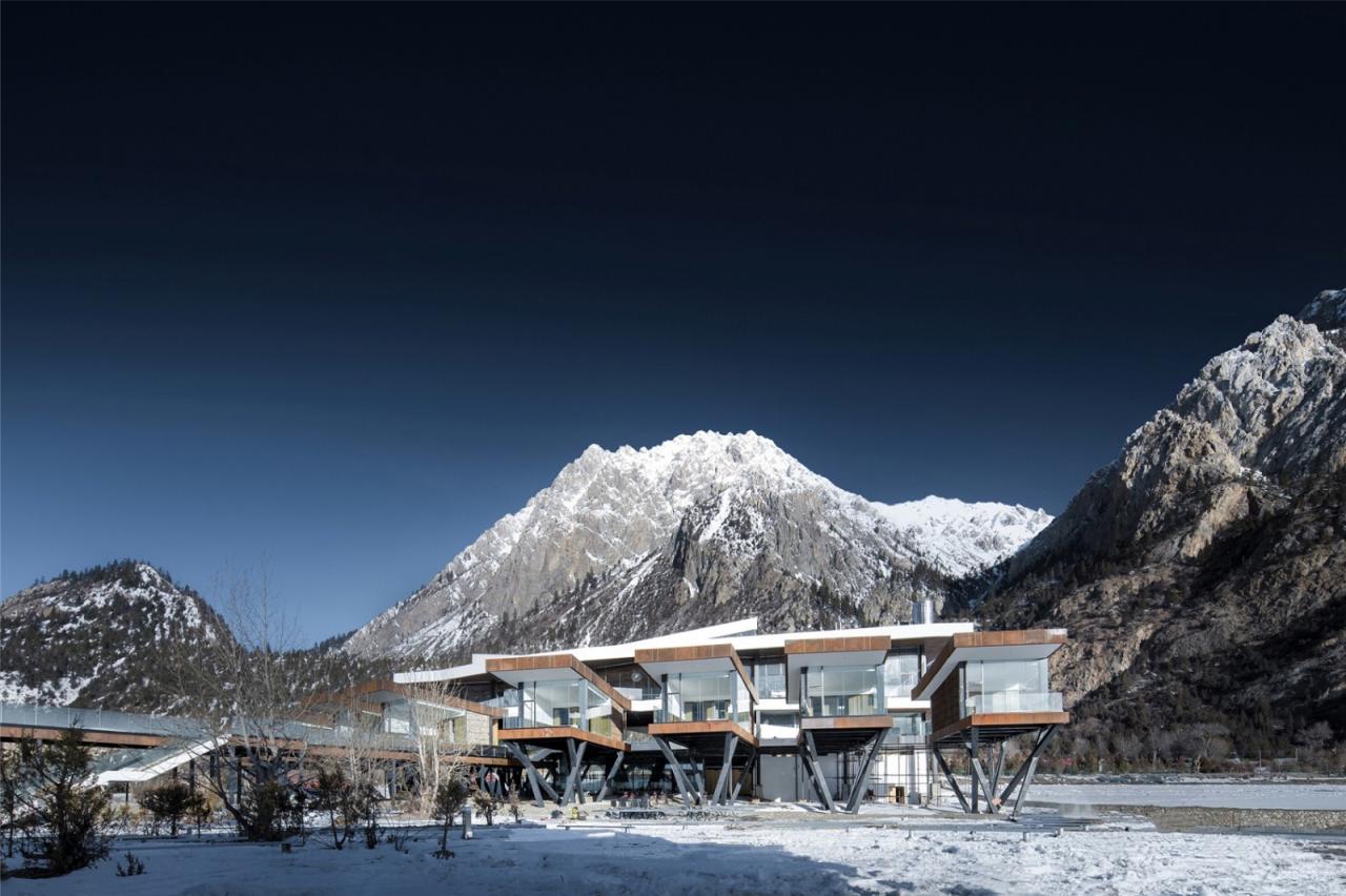 BIM建筑|高寒高海拔地区的当代建筑实践 / 小隐建筑