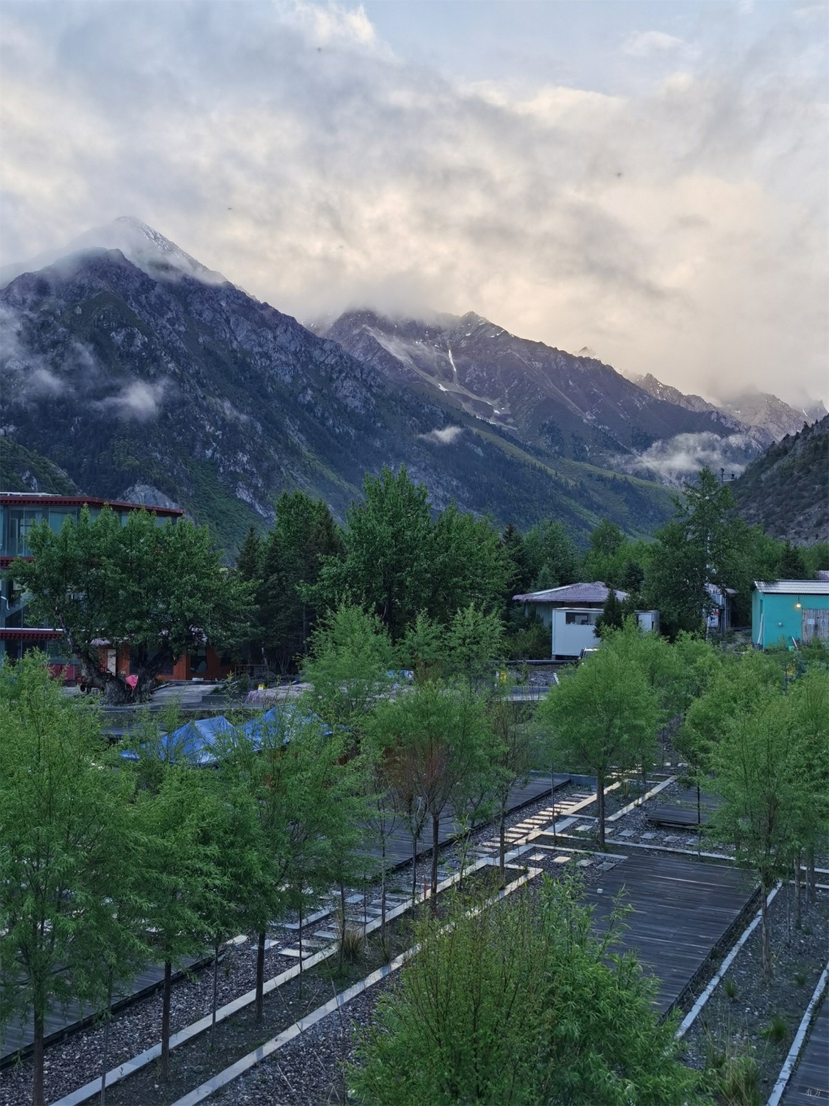 BIM建筑|高寒高海拔地区的当代建筑实践 / 小隐建筑