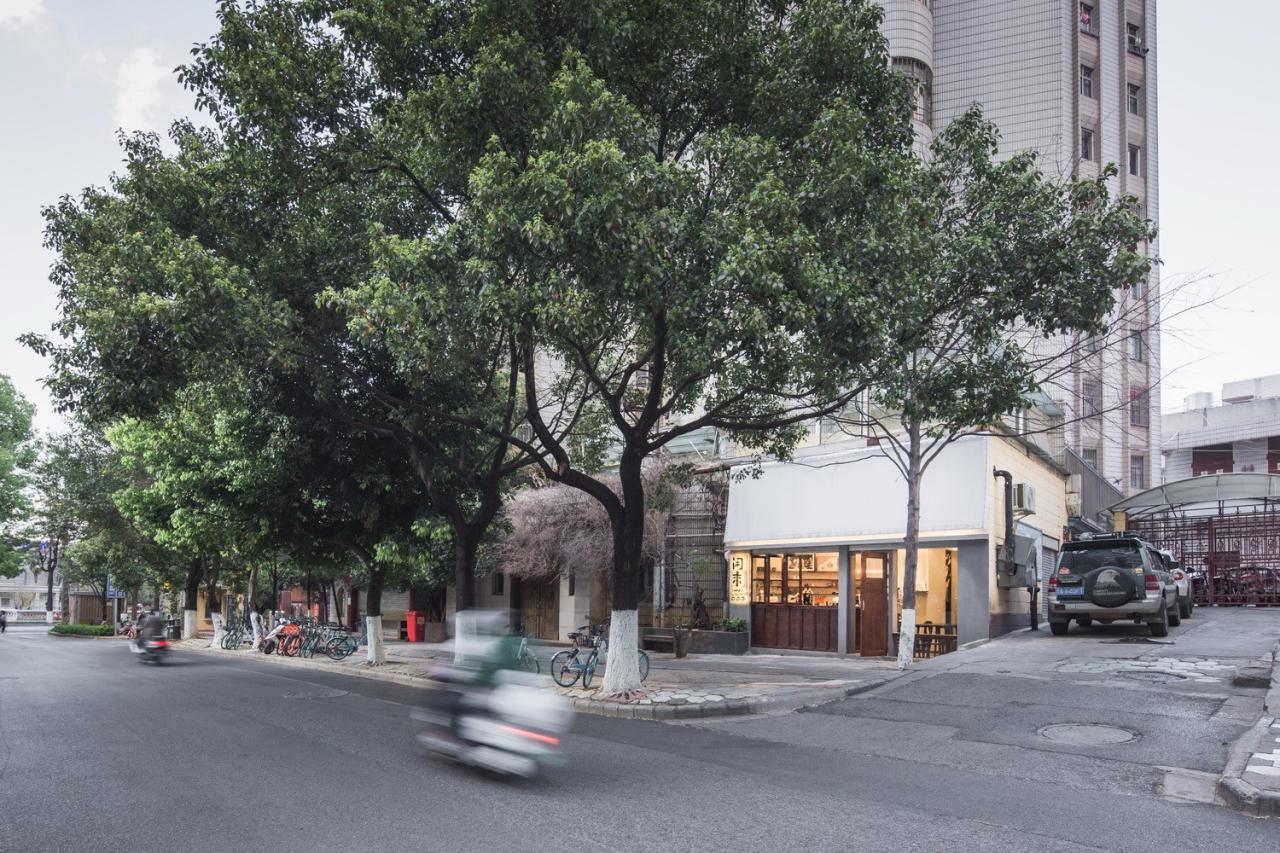 BIM建筑|为城市角落留一盏灯 闲来咖啡 / 素造建筑