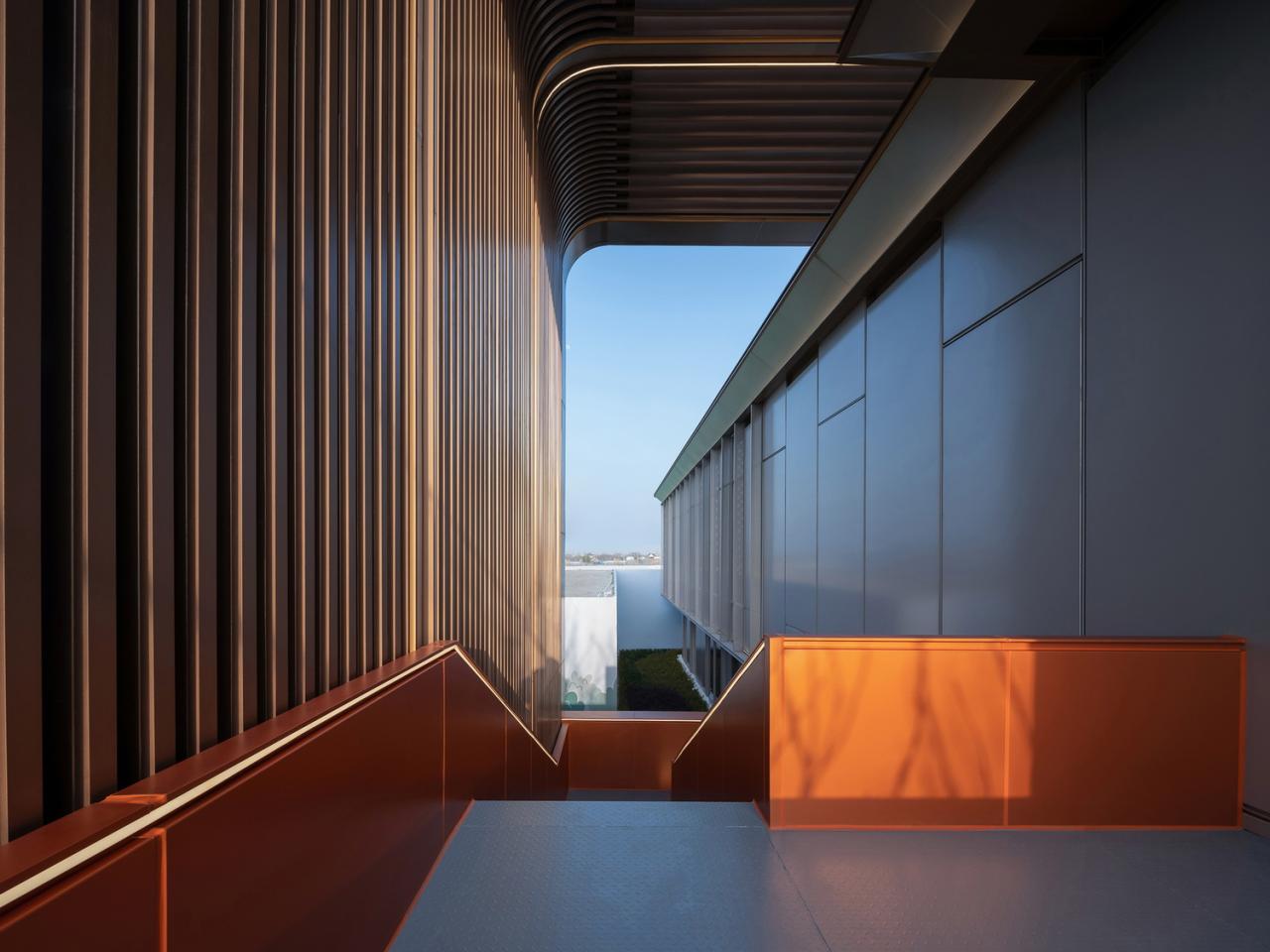 BIM建筑|流动魅力的艺术邂逅 如东金地至尚 ▪ 展示中心 / 成执设计