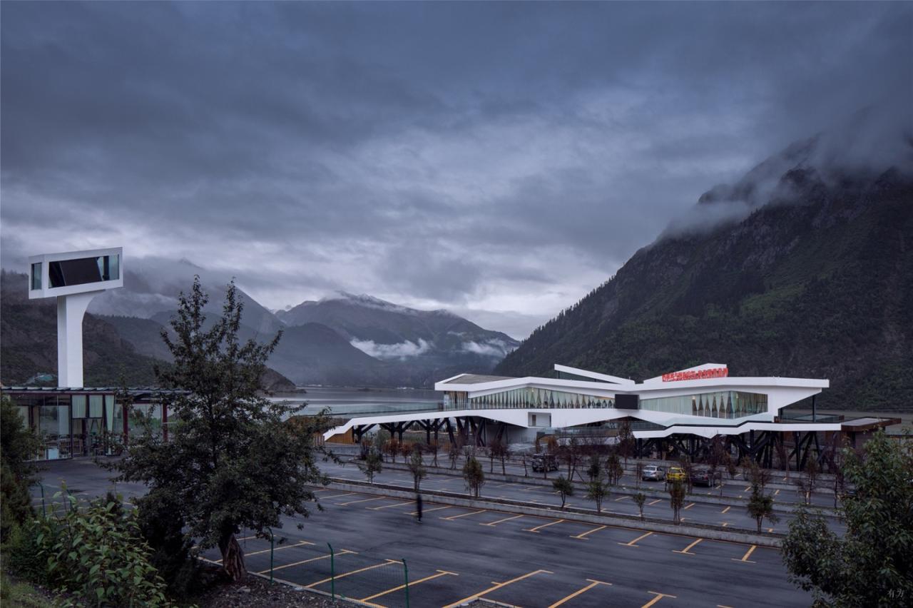 BIM建筑|高寒高海拔地区的当代建筑实践 / 小隐建筑