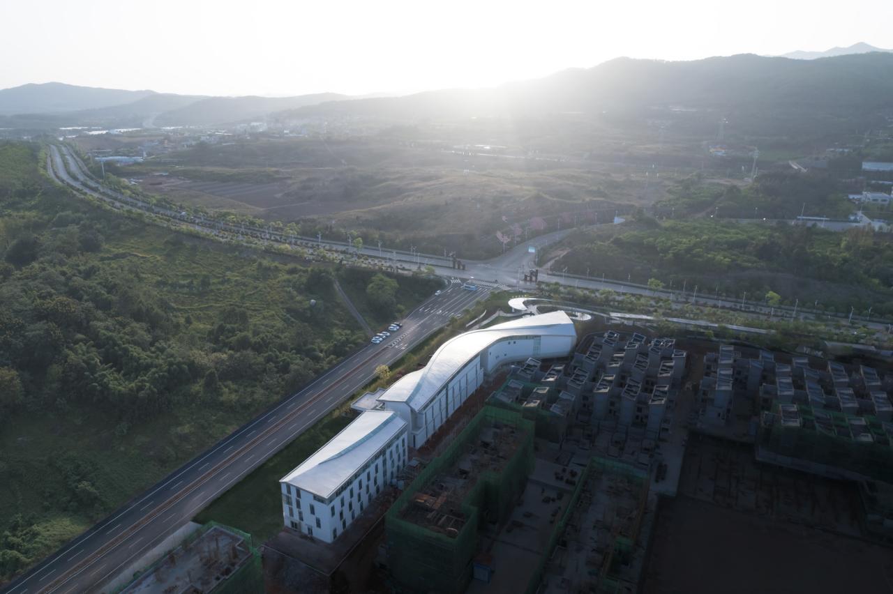 BIM建筑|丝带萦绕于山林间的遐想-昆明华侨城 ▪ 滇中乐活城社区中心 / 成执设计