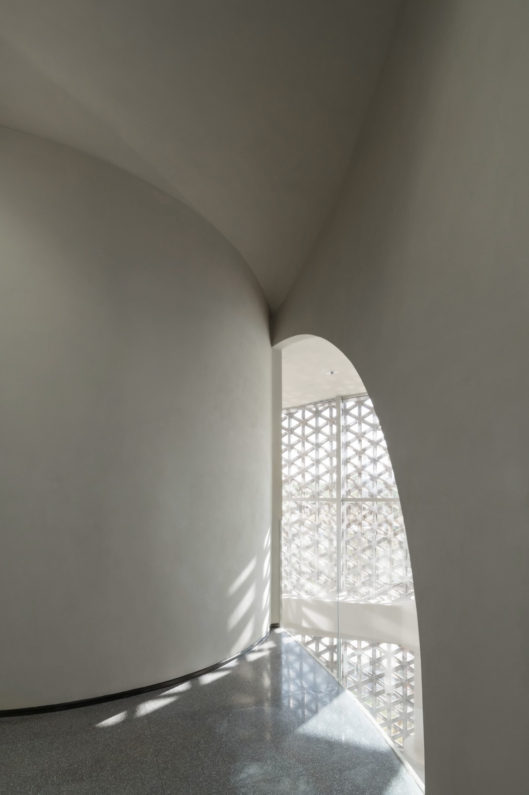 BIM建筑|丝带萦绕于山林间的遐想-昆明华侨城 ▪ 滇中乐活城社区中心 / 成执设计