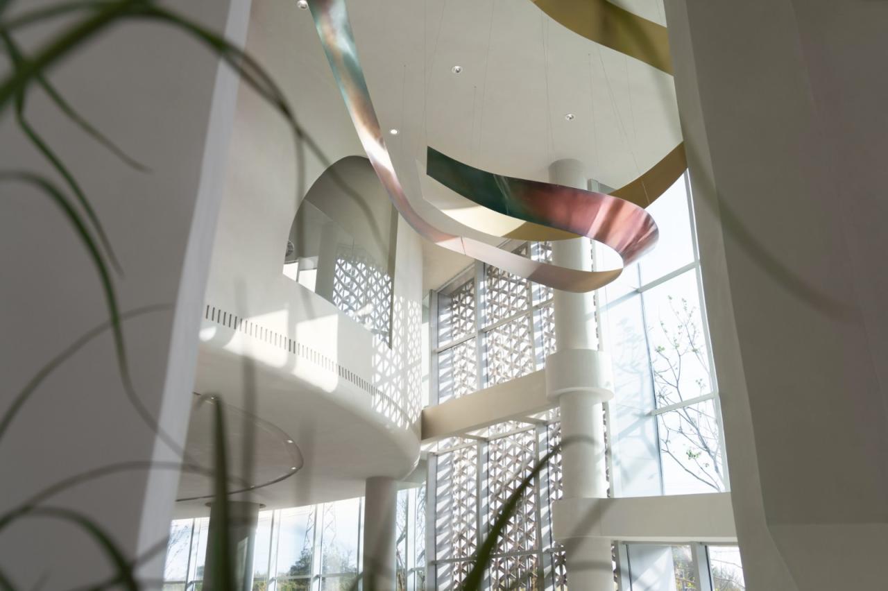 BIM建筑|丝带萦绕于山林间的遐想-昆明华侨城 ▪ 滇中乐活城社区中心 / 成执设计