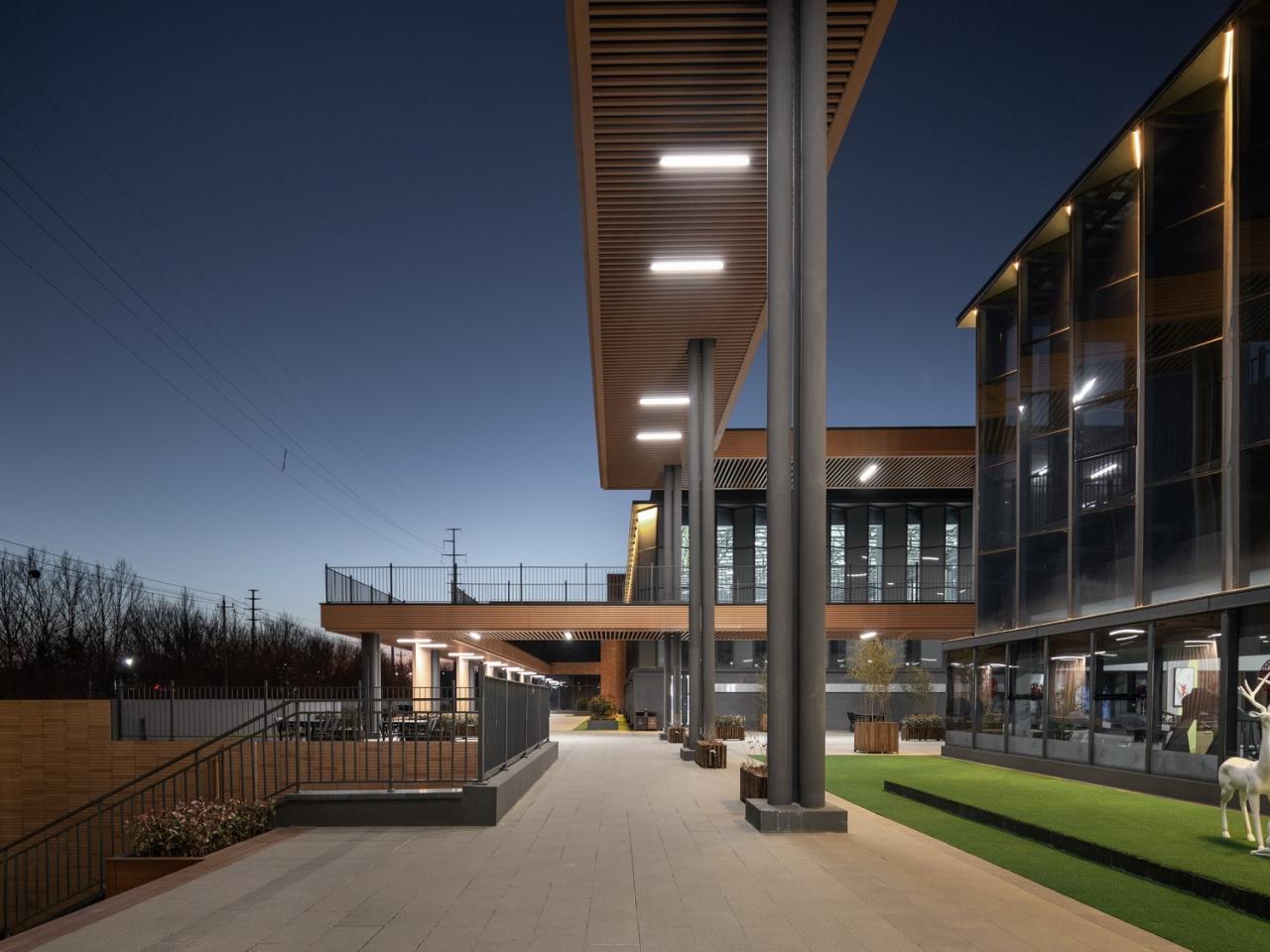 BIM建筑|废弃厂房改造康养配套 / 栖城设计