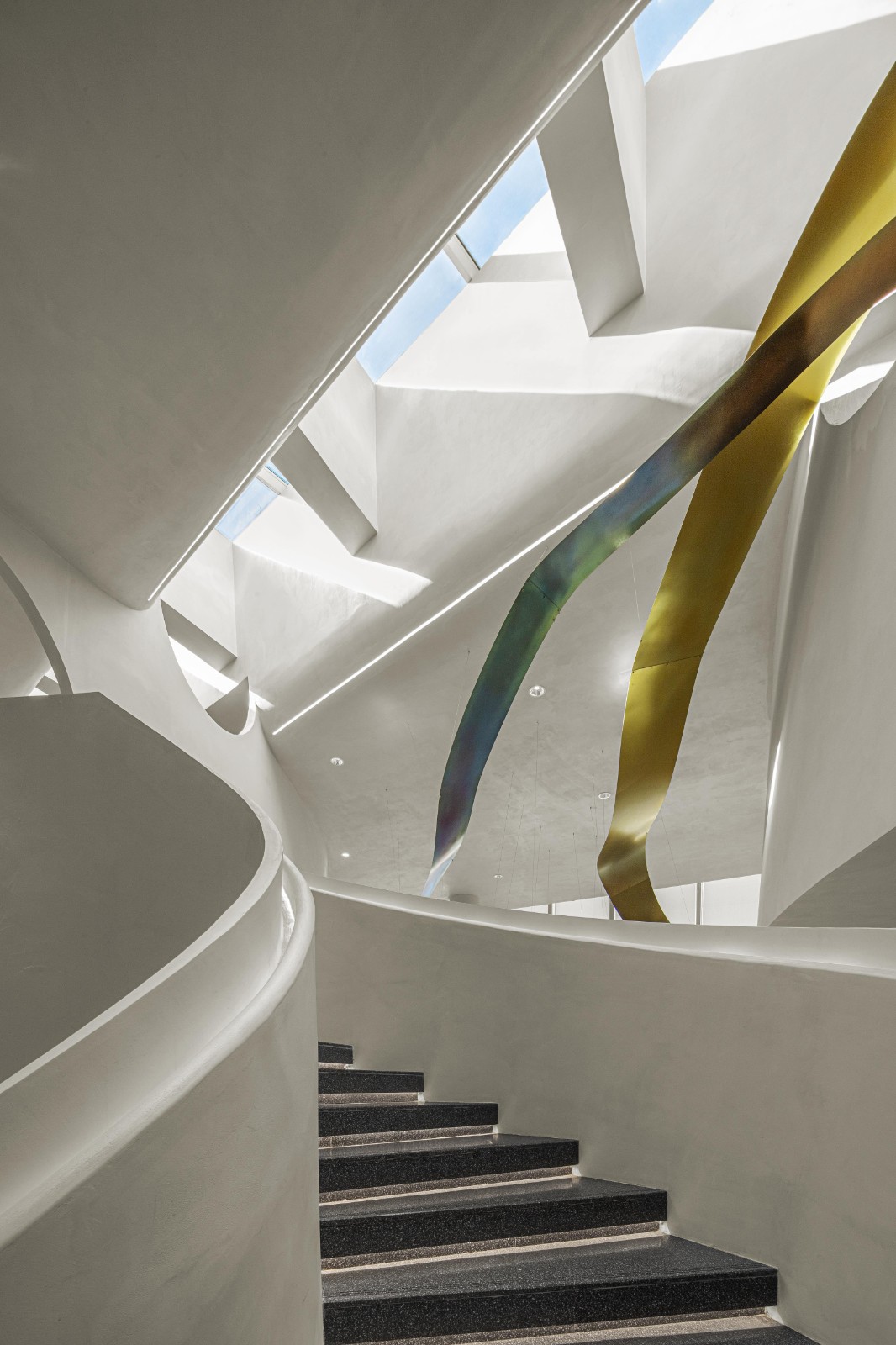 BIM建筑|丝带萦绕于山林间的遐想-昆明华侨城 ▪ 滇中乐活城社区中心 / 成执设计